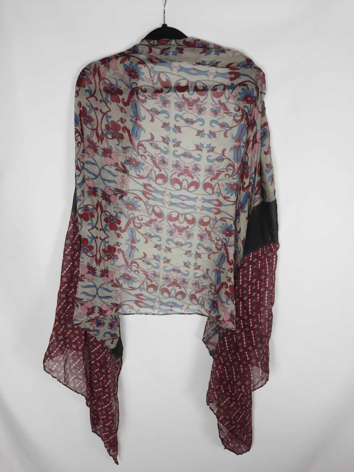 OTRAS. Fular burdeos granate estampado