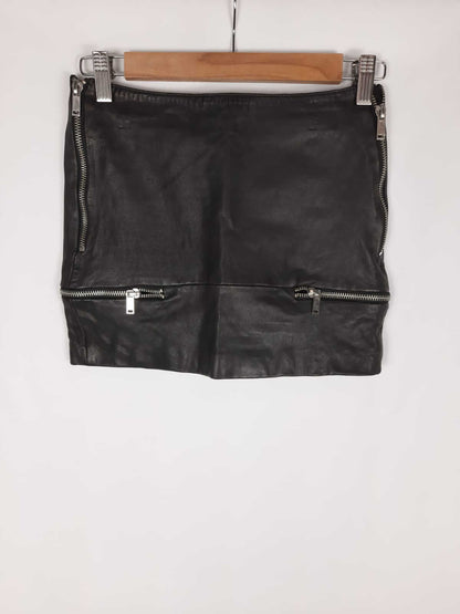 STRADIVARIUS. Falda negra polipiel cremallera T.xs