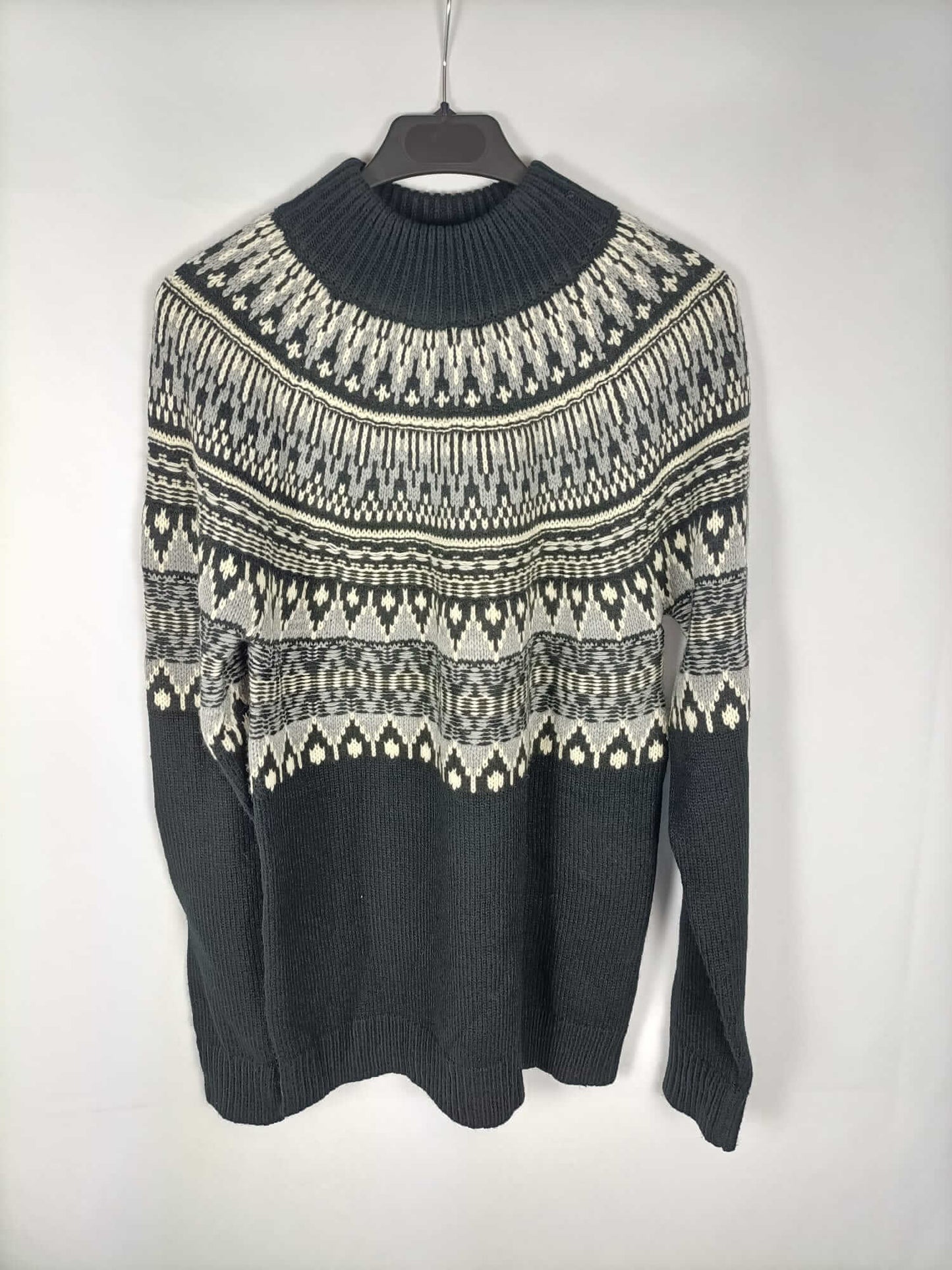FIND. Black sweater with ethnic print on the neckline. M