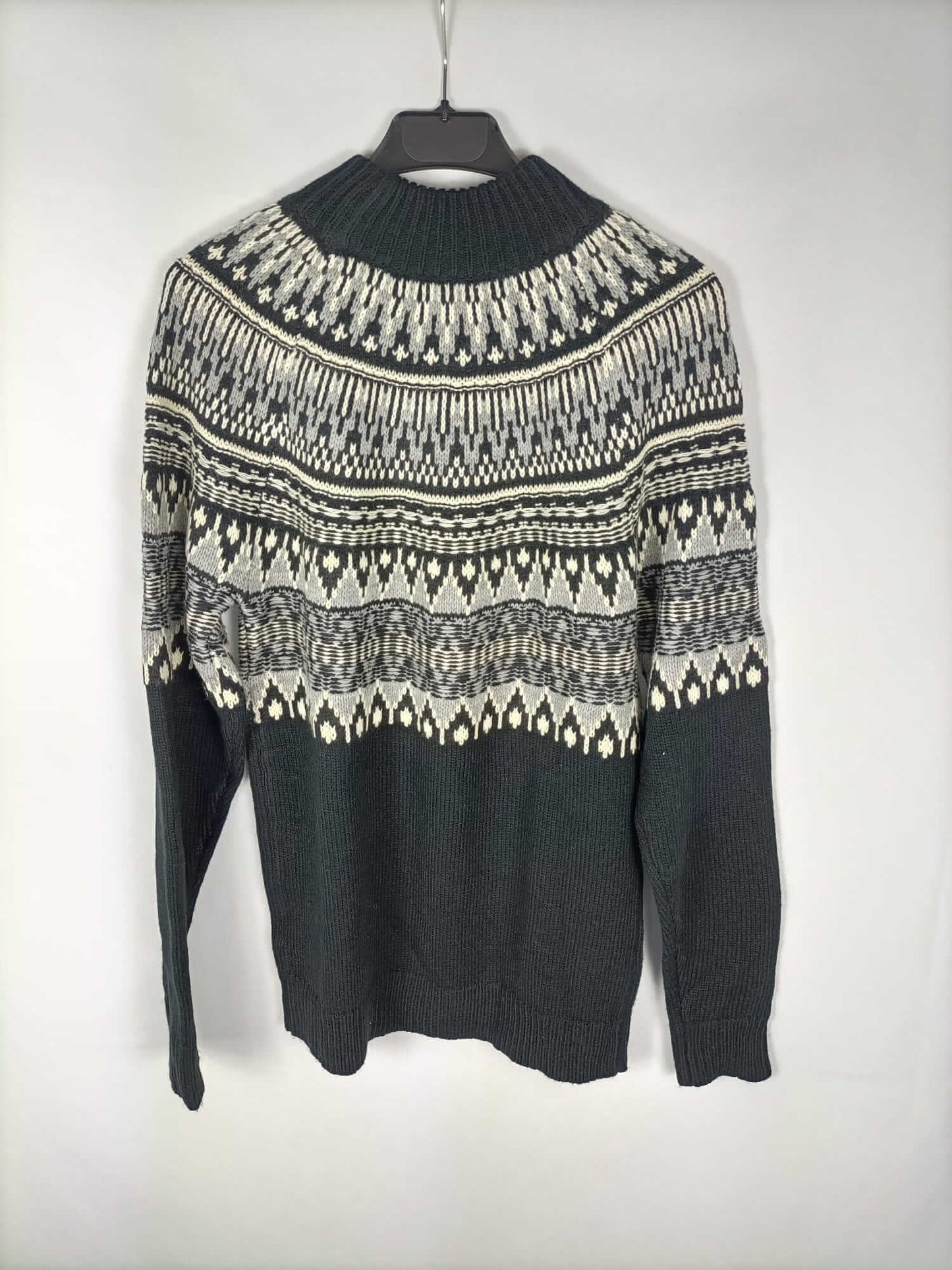 FIND. Black sweater with ethnic print on the neckline. M