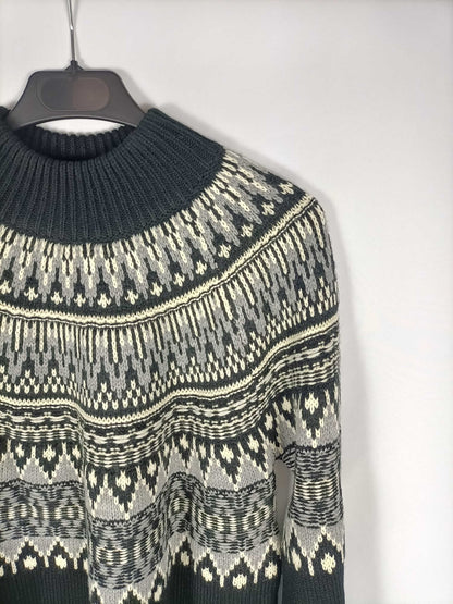 FIND. Black sweater with ethnic print on the neckline. M