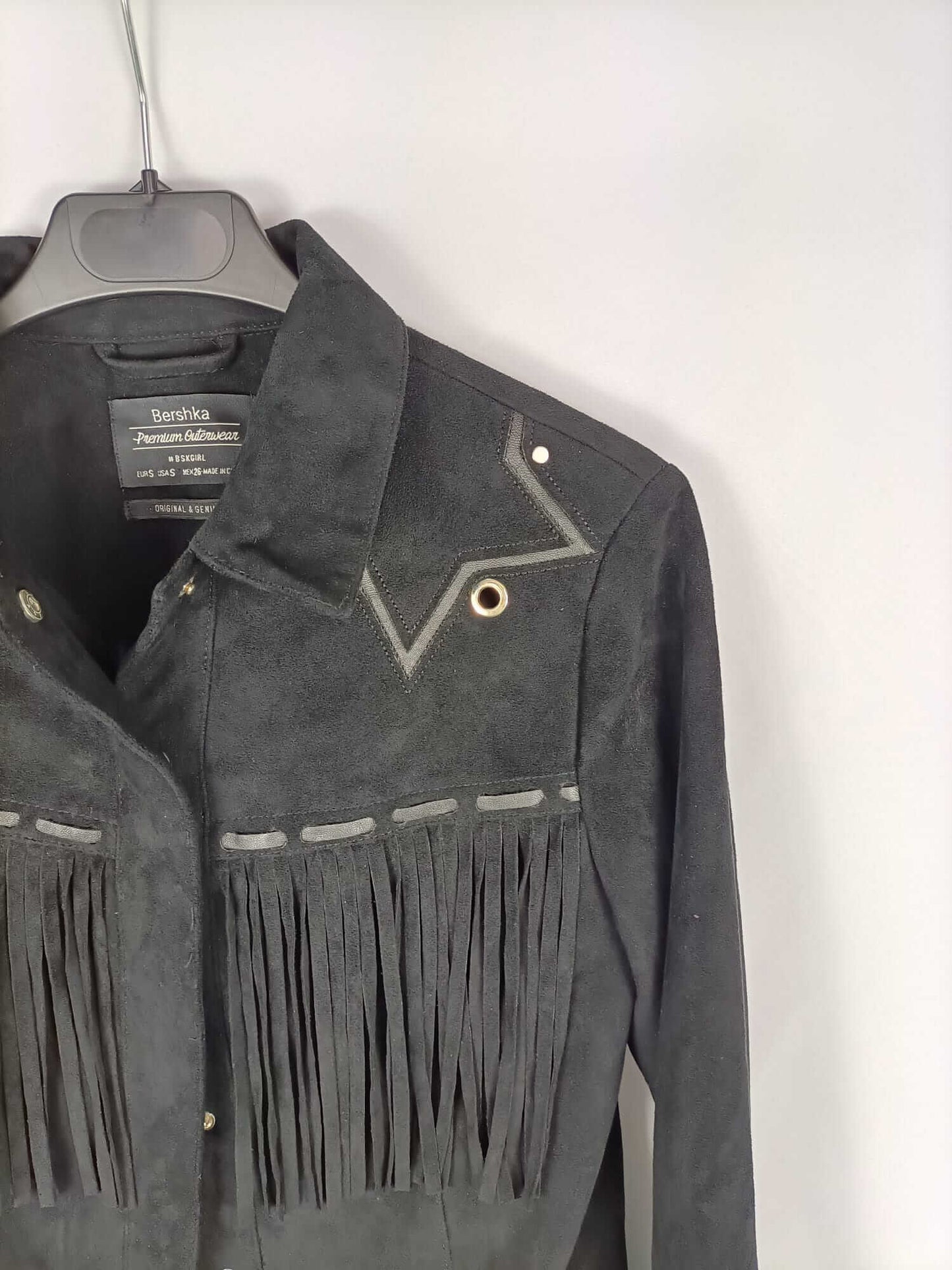 BERSHKA. Chaqueta antelina negra estrellas y flecos T .s