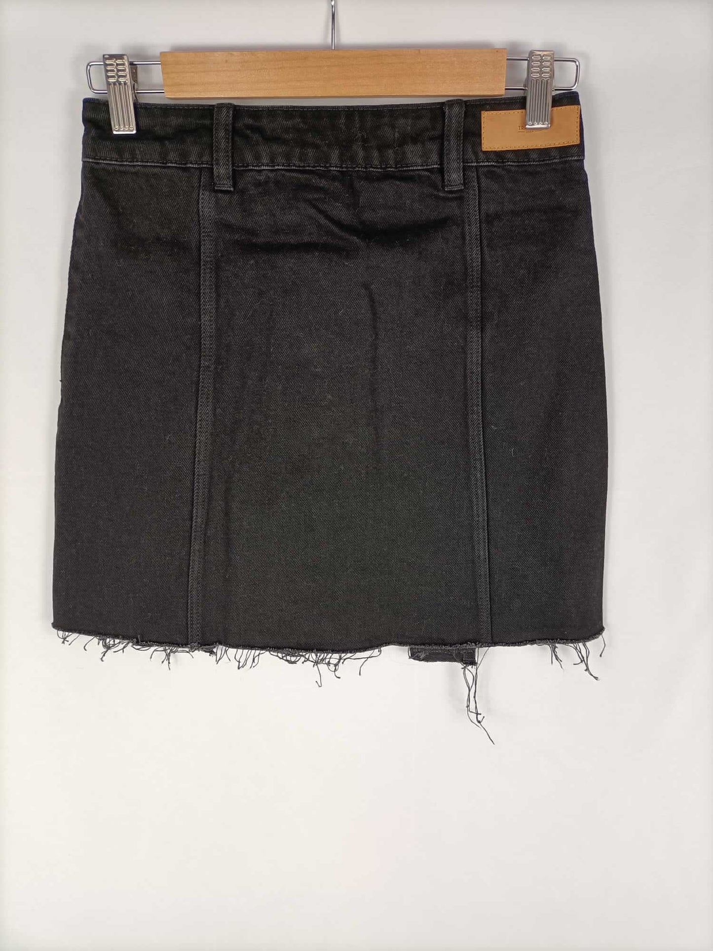 ZARA. Falda corta denim negra abotonada T.xs