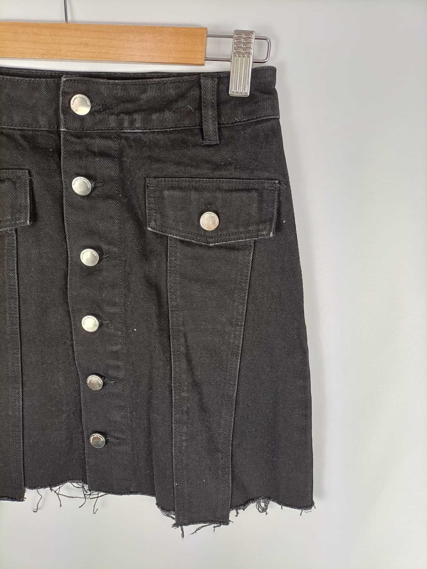 ZARA. Falda corta denim negra abotonada T.xs