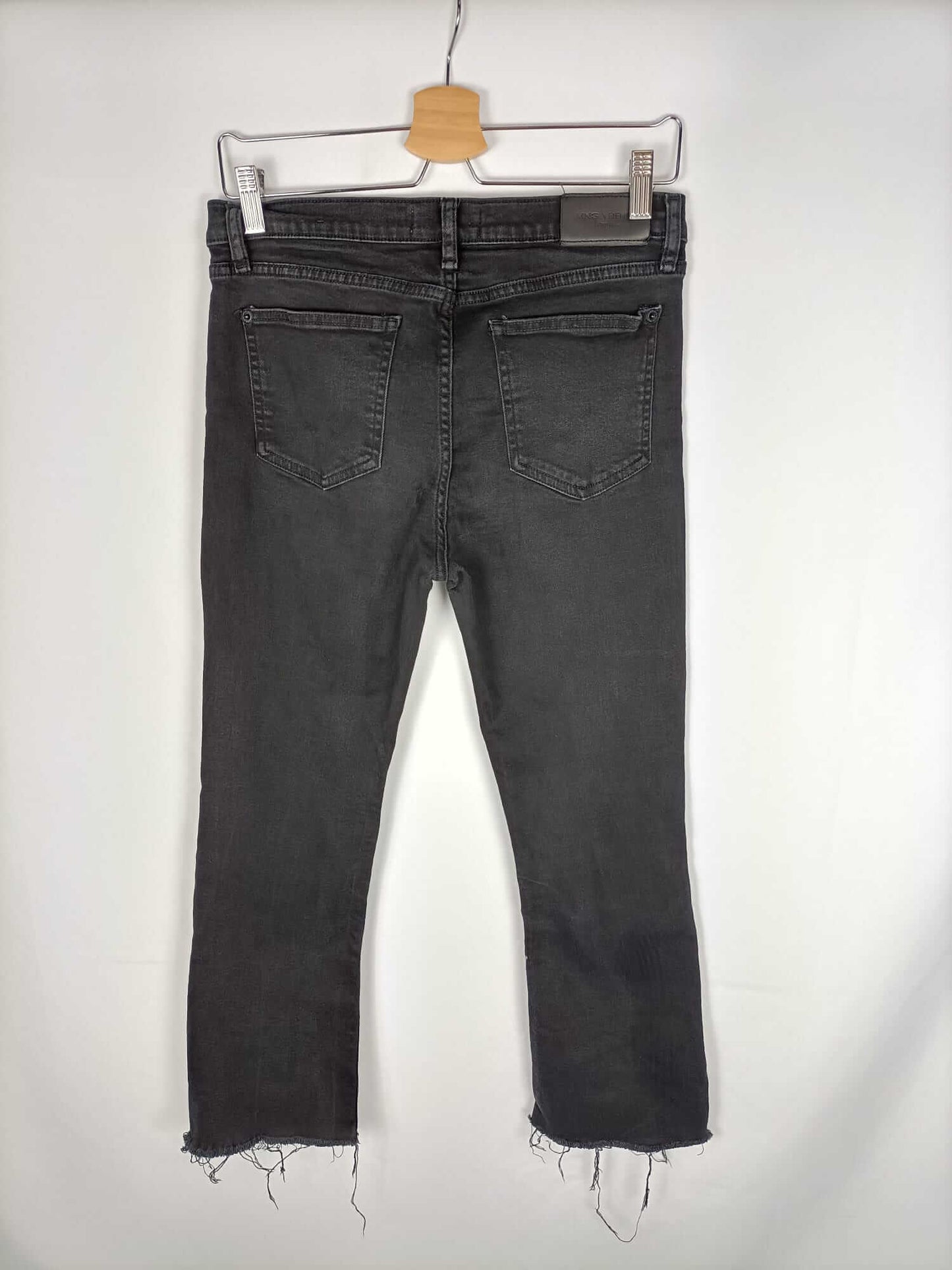 MANGO. Pnatalon negro denim T. 40