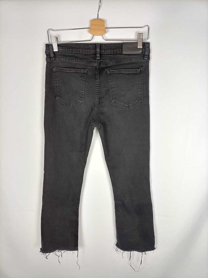 MANGO. Pnatalon negro denim T. 40