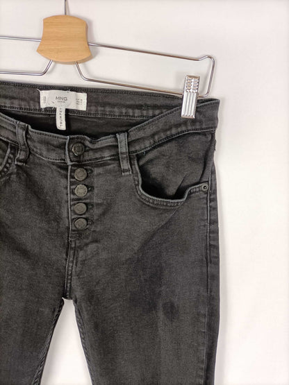 MANGO. Pnatalon negro denim T. 40
