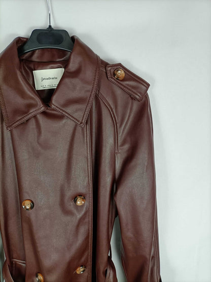 STRADIVARIUS. Gabardina polipiel burdeos T s