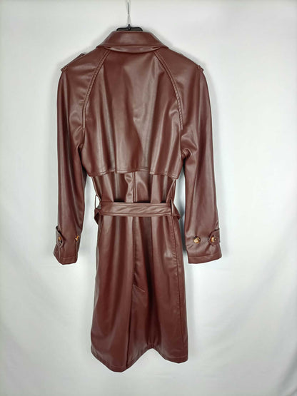 STRADIVARIUS. Gabardina polipiel burdeos T s