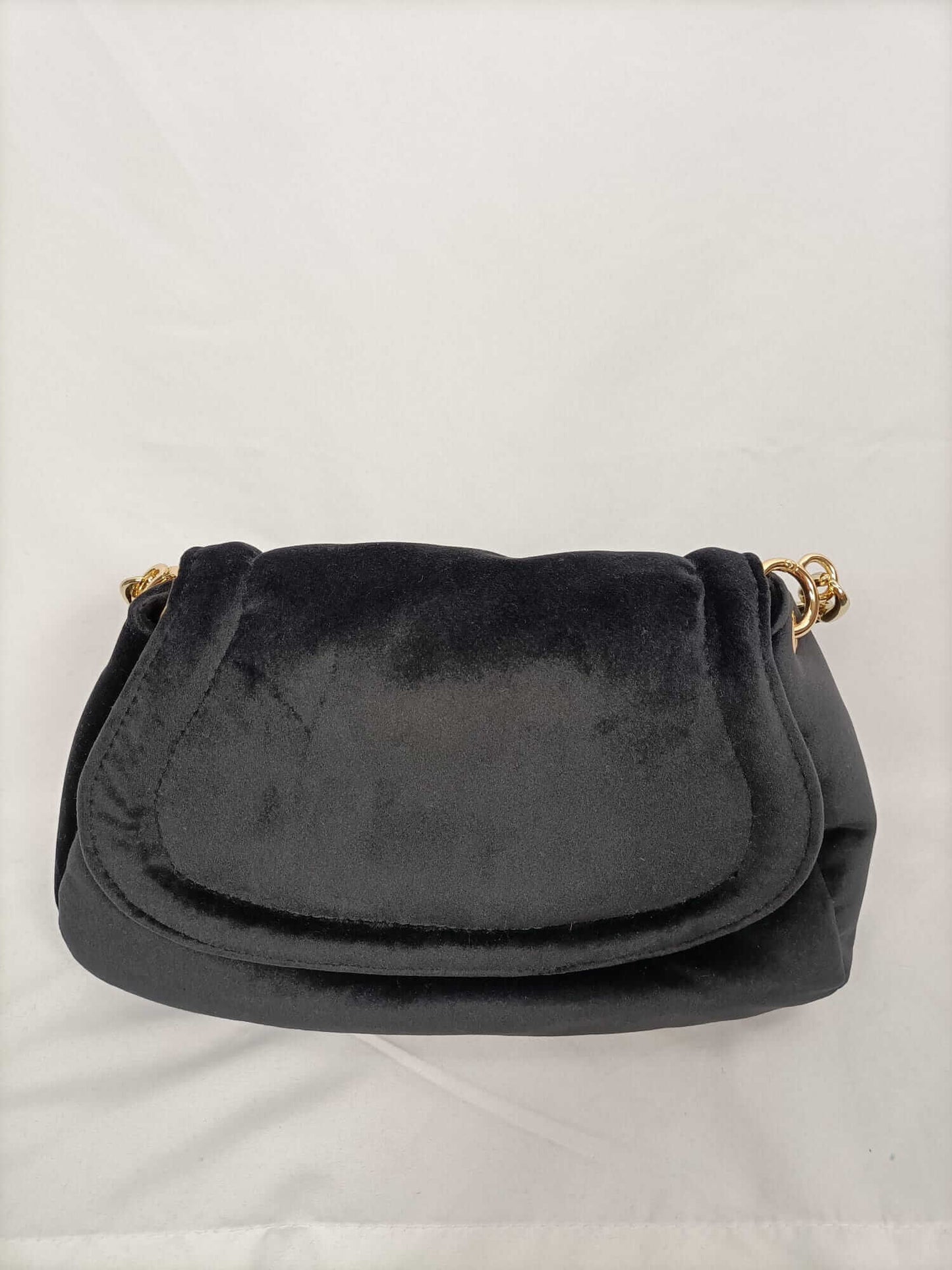 COCOPATA. Bolso negro terciopelo cadena dorada