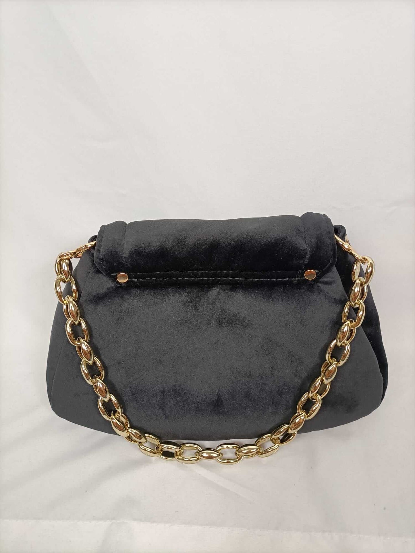COCOPATA. Bolso negro terciopelo cadena dorada