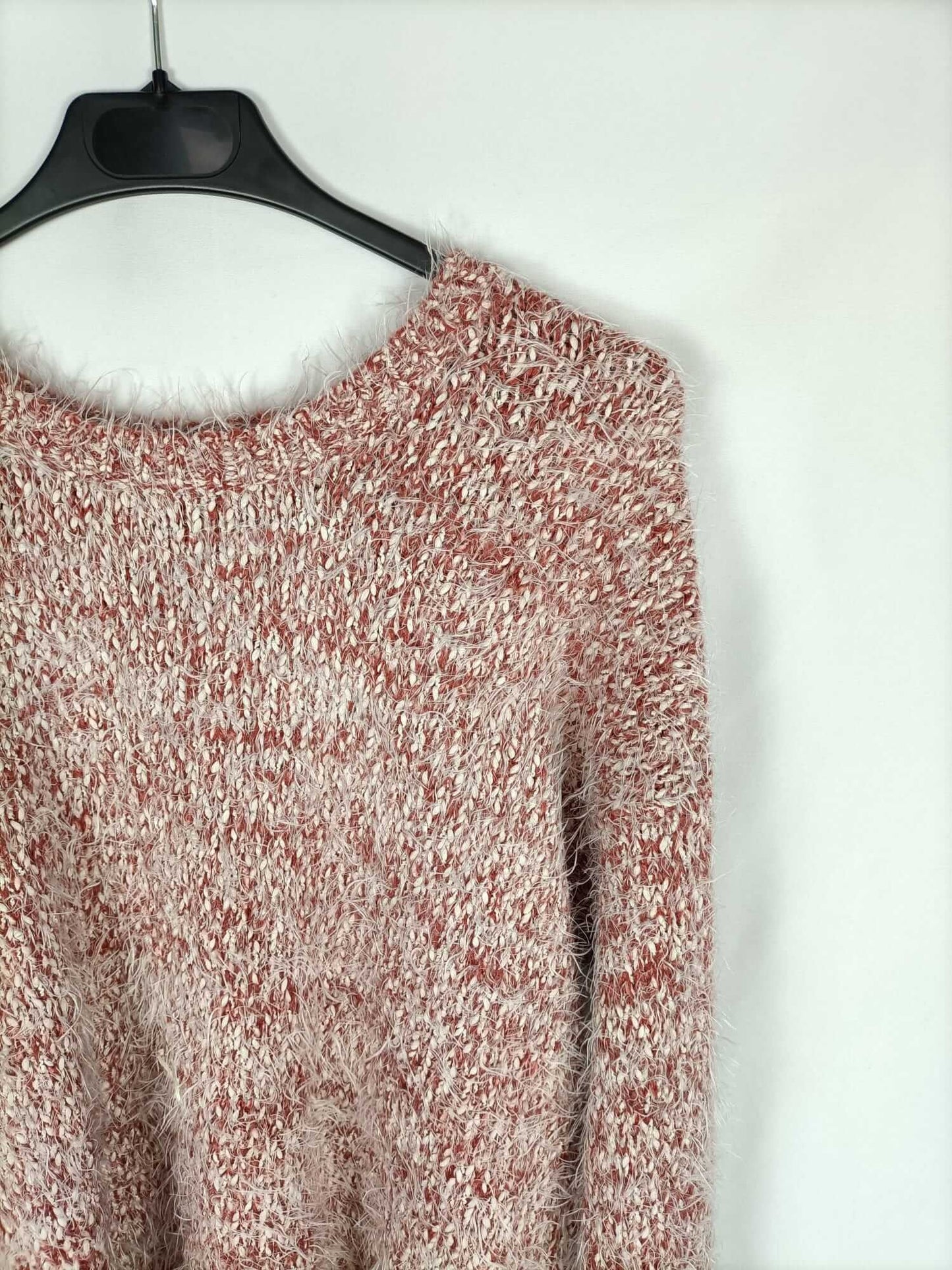 BILLABONG. Rust and white fur sweater Tl