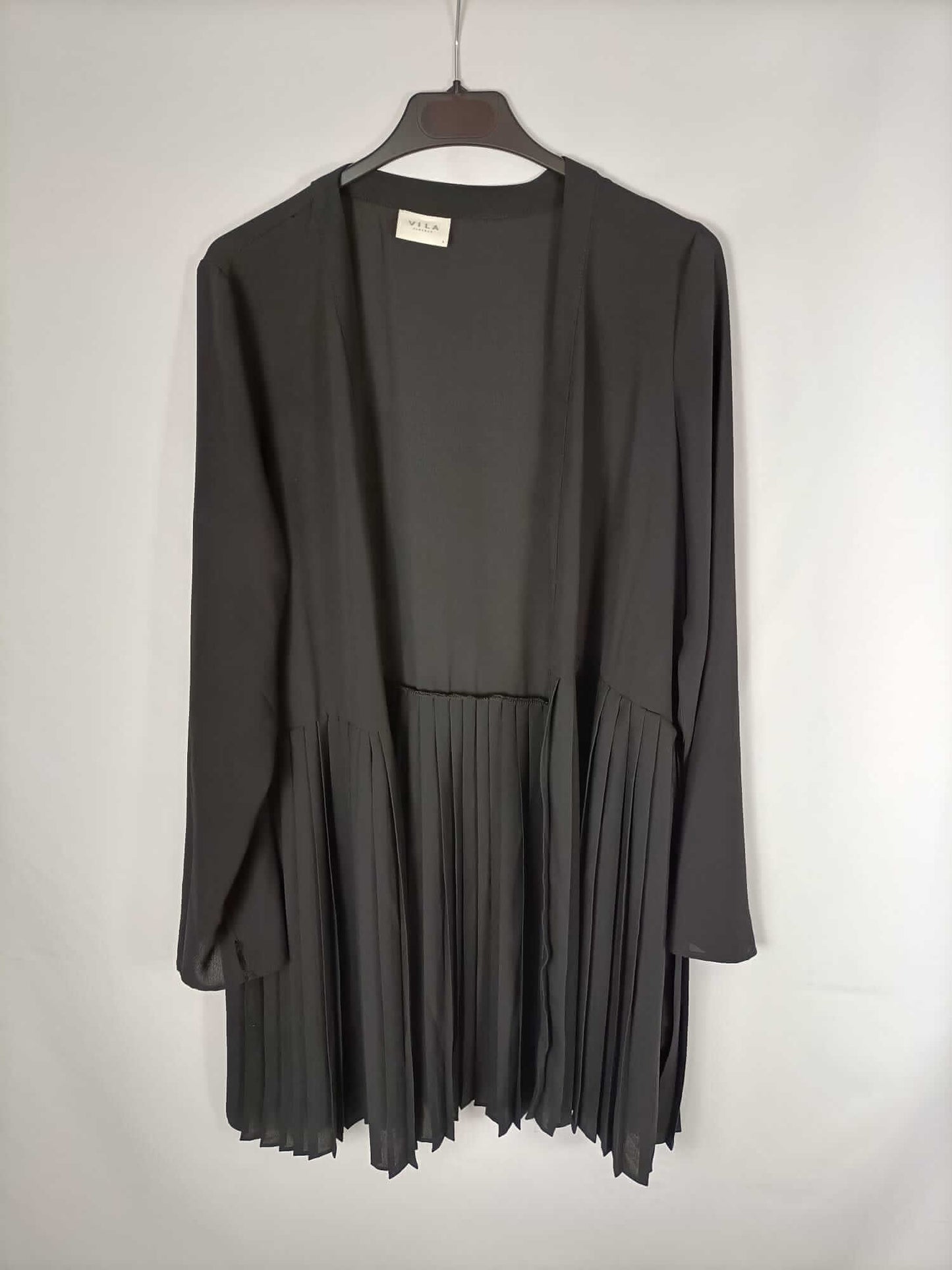 VILA. Black semi-sheer pleated fluid thin jacket T. s