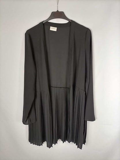 VILA. Black semi-sheer pleated fluid thin jacket T. s