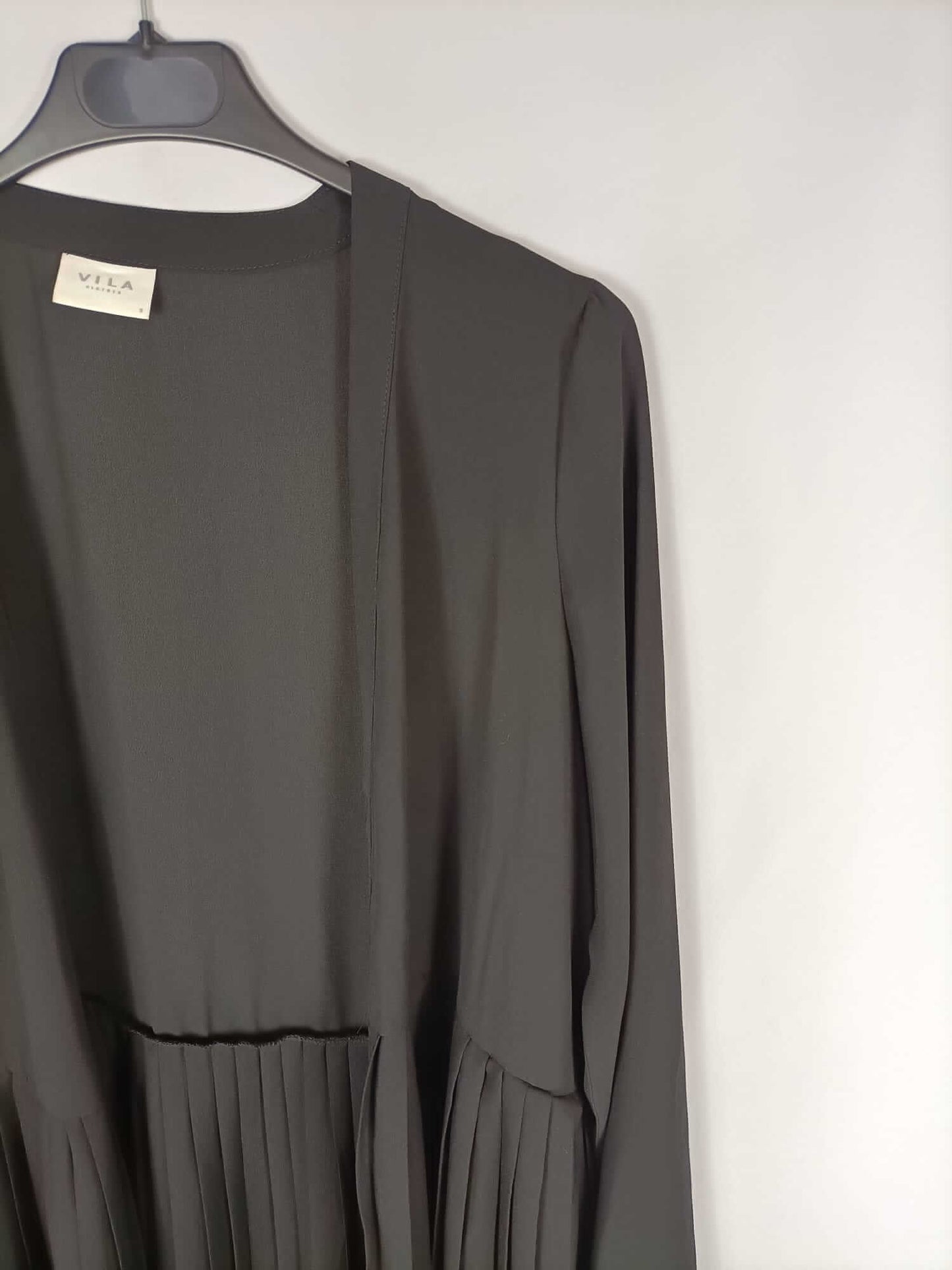 VILA. Black semi-sheer pleated fluid thin jacket T. s