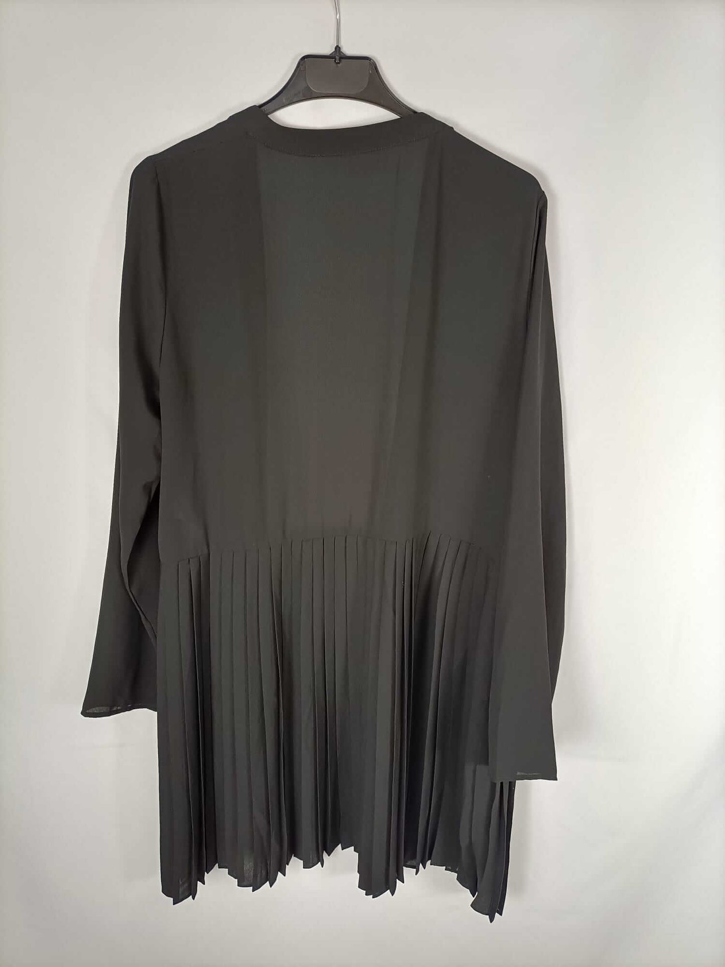VILA. Black semi-sheer pleated fluid thin jacket T. s
