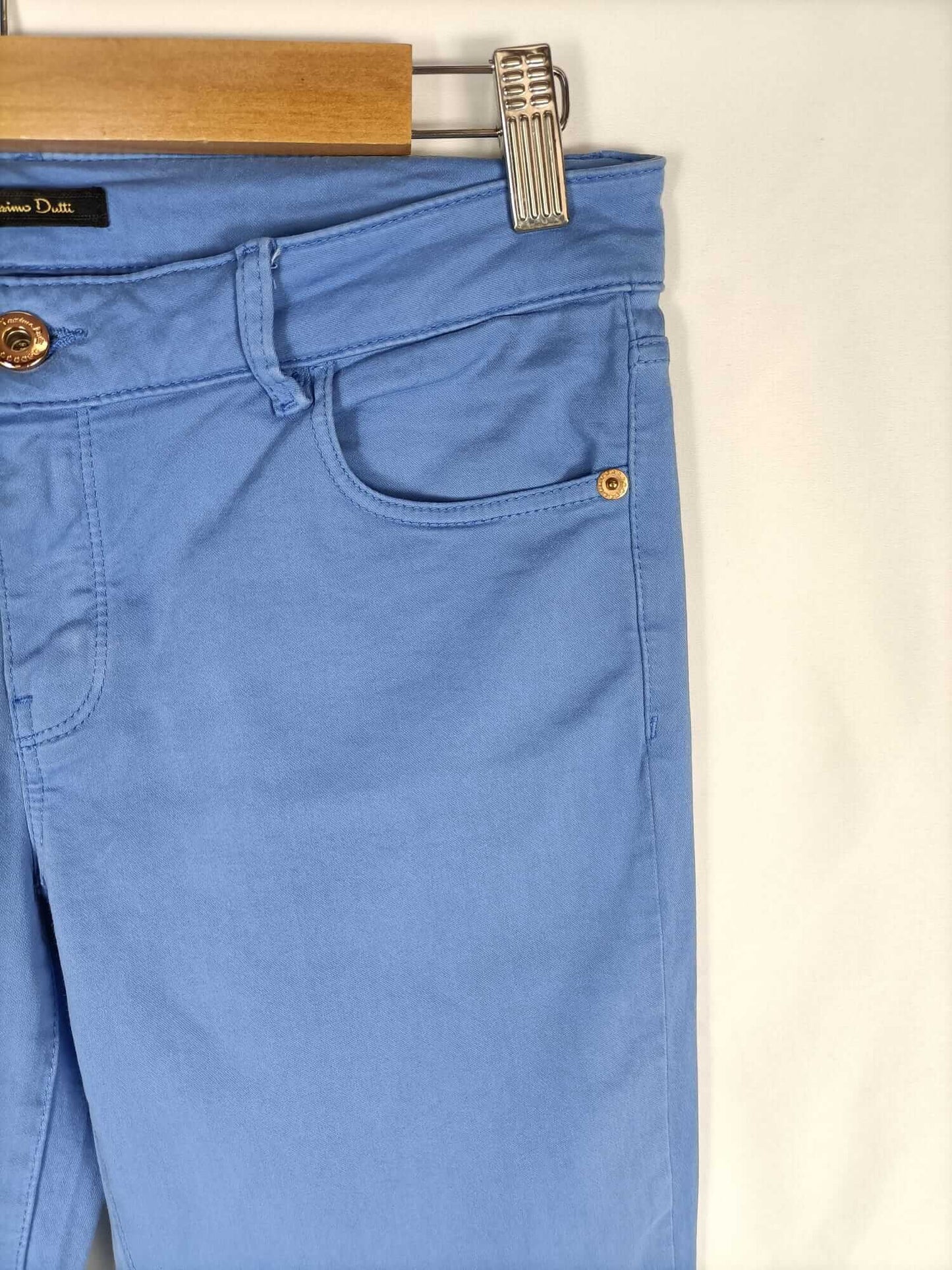 MASSIMO DUTTI. Pantalón celeste T.38