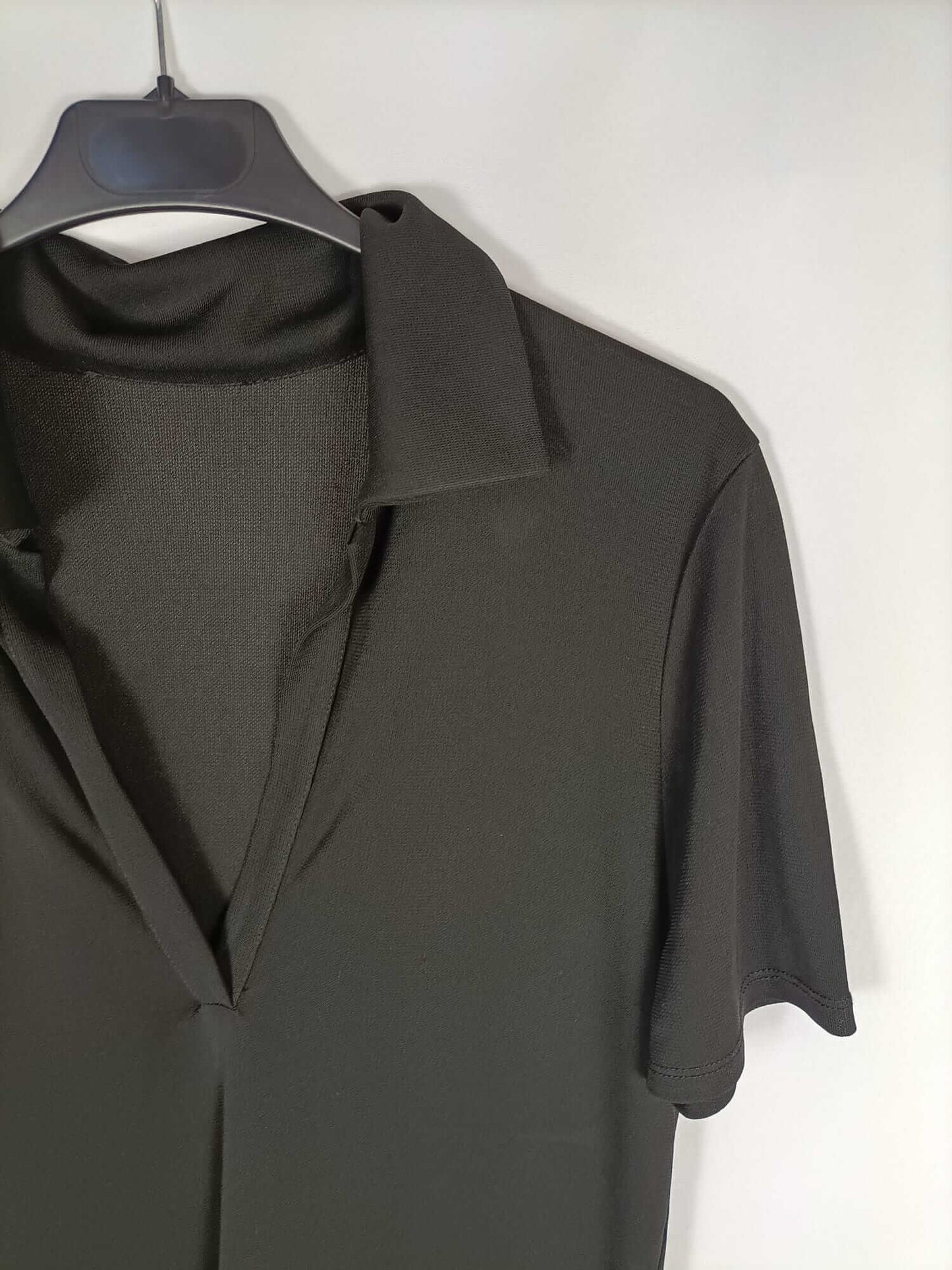 OTRAS. Top negro fluido cuello T.m/l