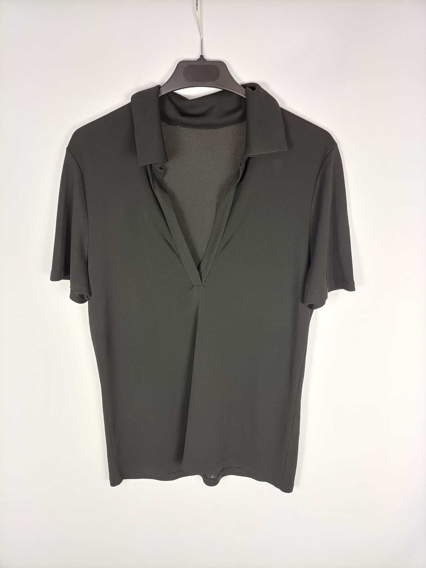 OTRAS. Top negro fluido cuello T.m/l