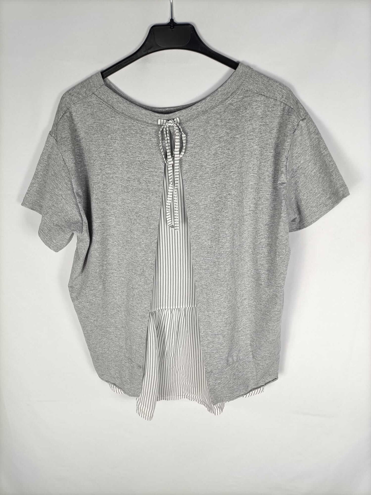 OTRAS.Camiseta gris doble textura T.M