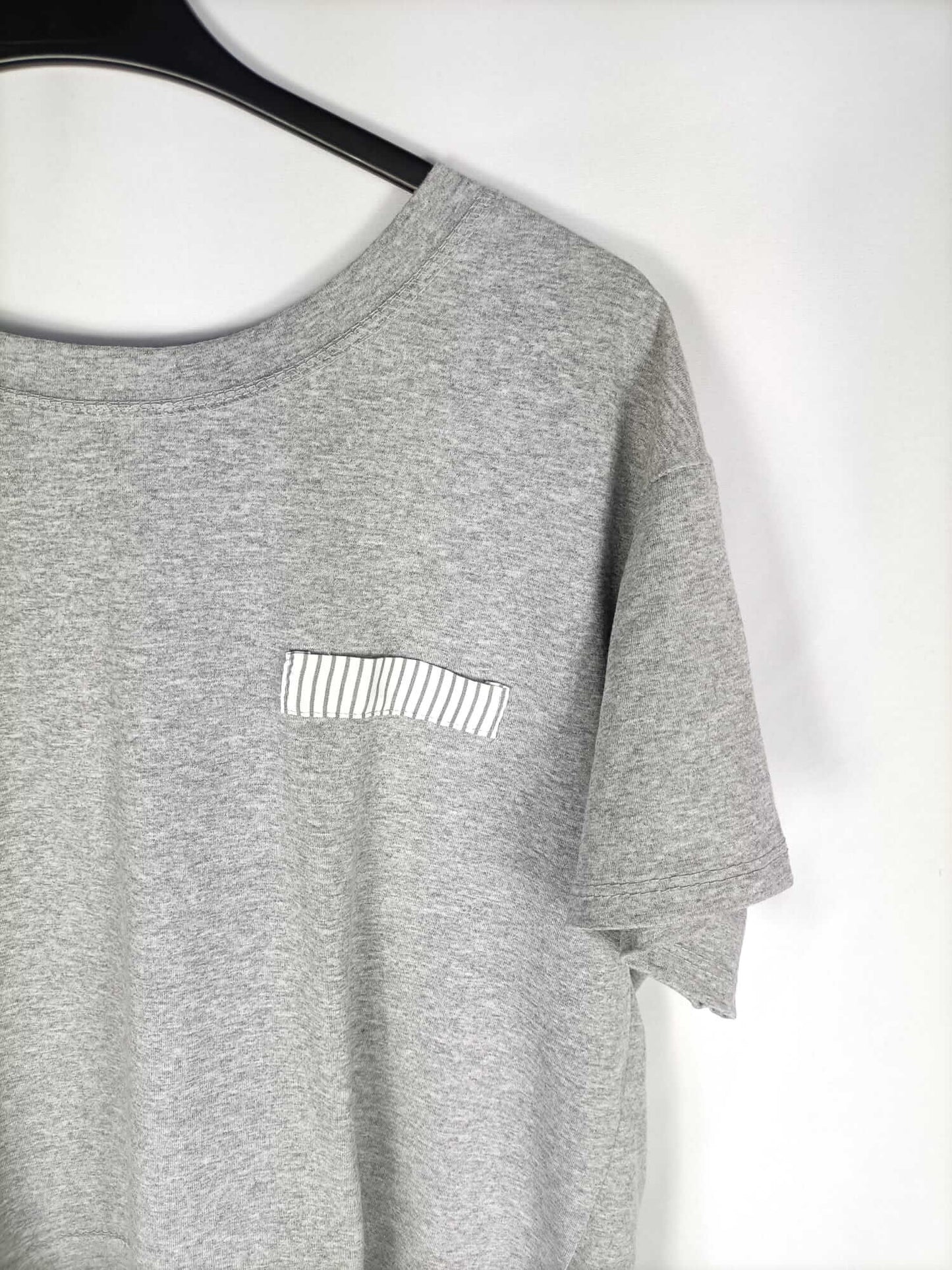 OTRAS.Camiseta gris doble textura T.M