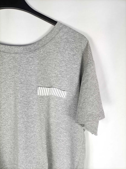 OTRAS.Camiseta gris doble textura T.M