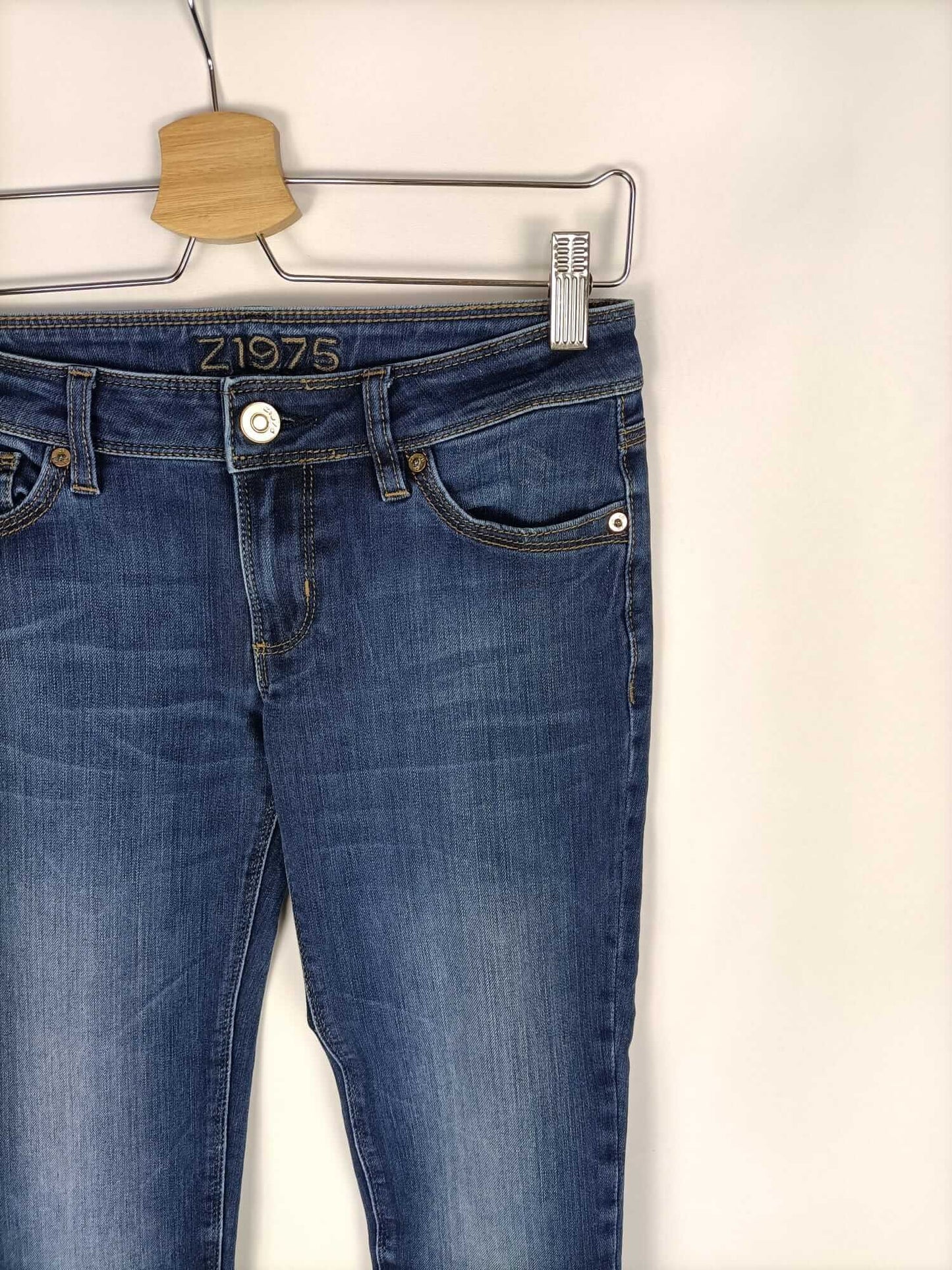 ZARA.Vaqueros pitillos oscuros básicos T.34