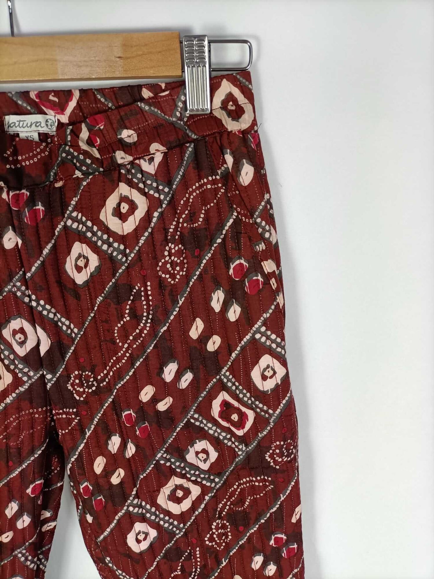 NATURA.Pantalón burdeos T.xs