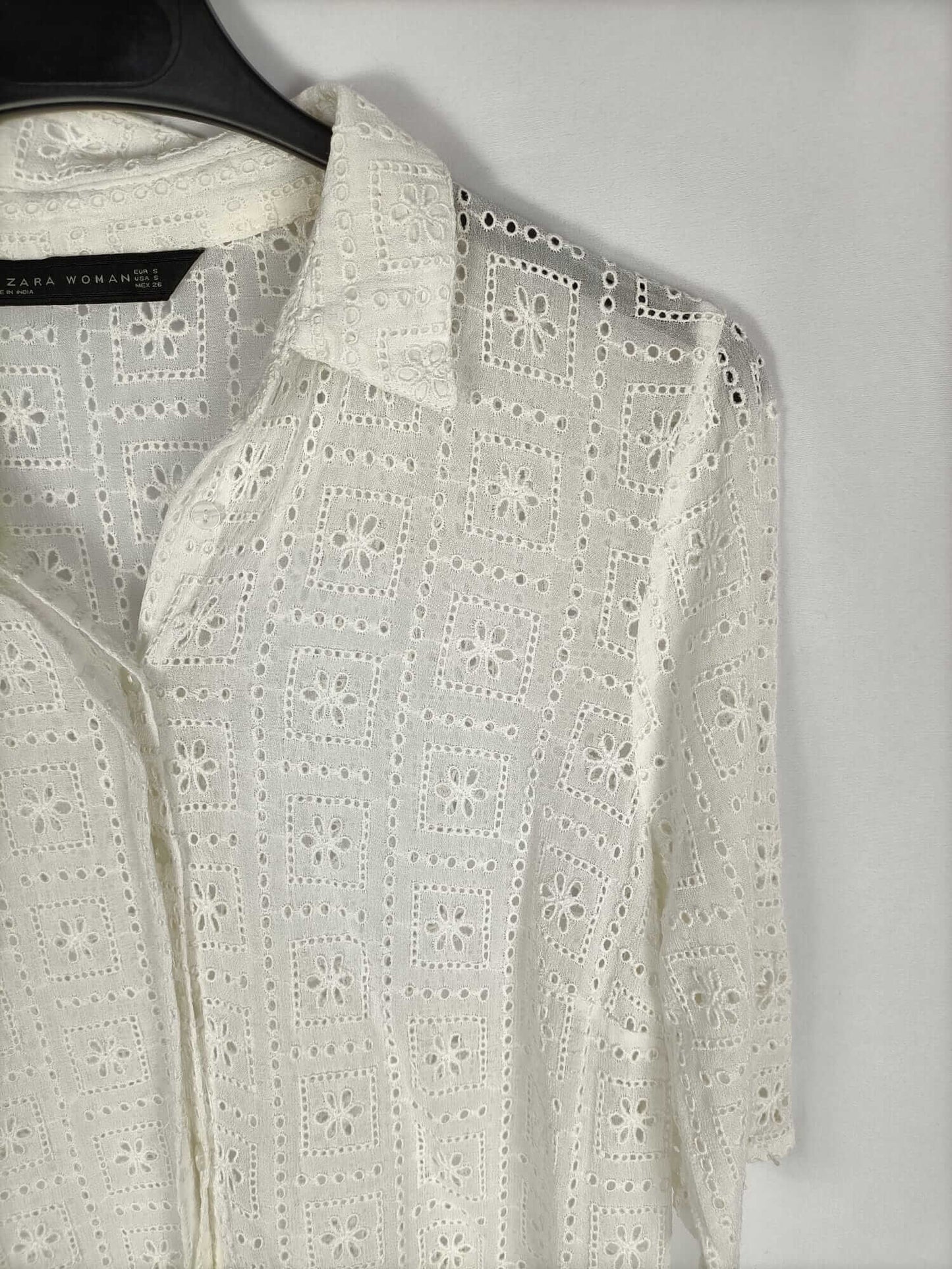 ZARA. Camisa manga corta blanca con bordado ingles T.s