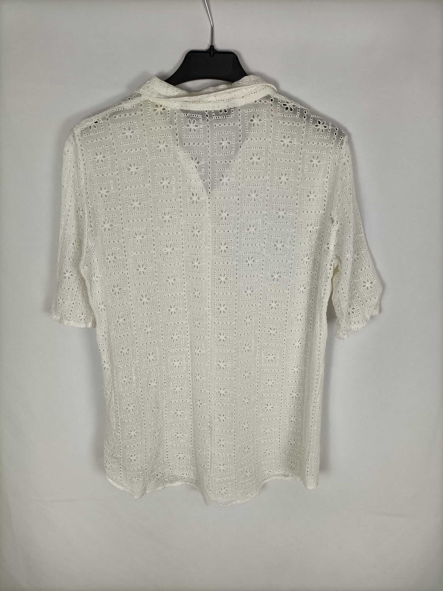 ZARA. Camisa manga corta blanca con bordado ingles T.s