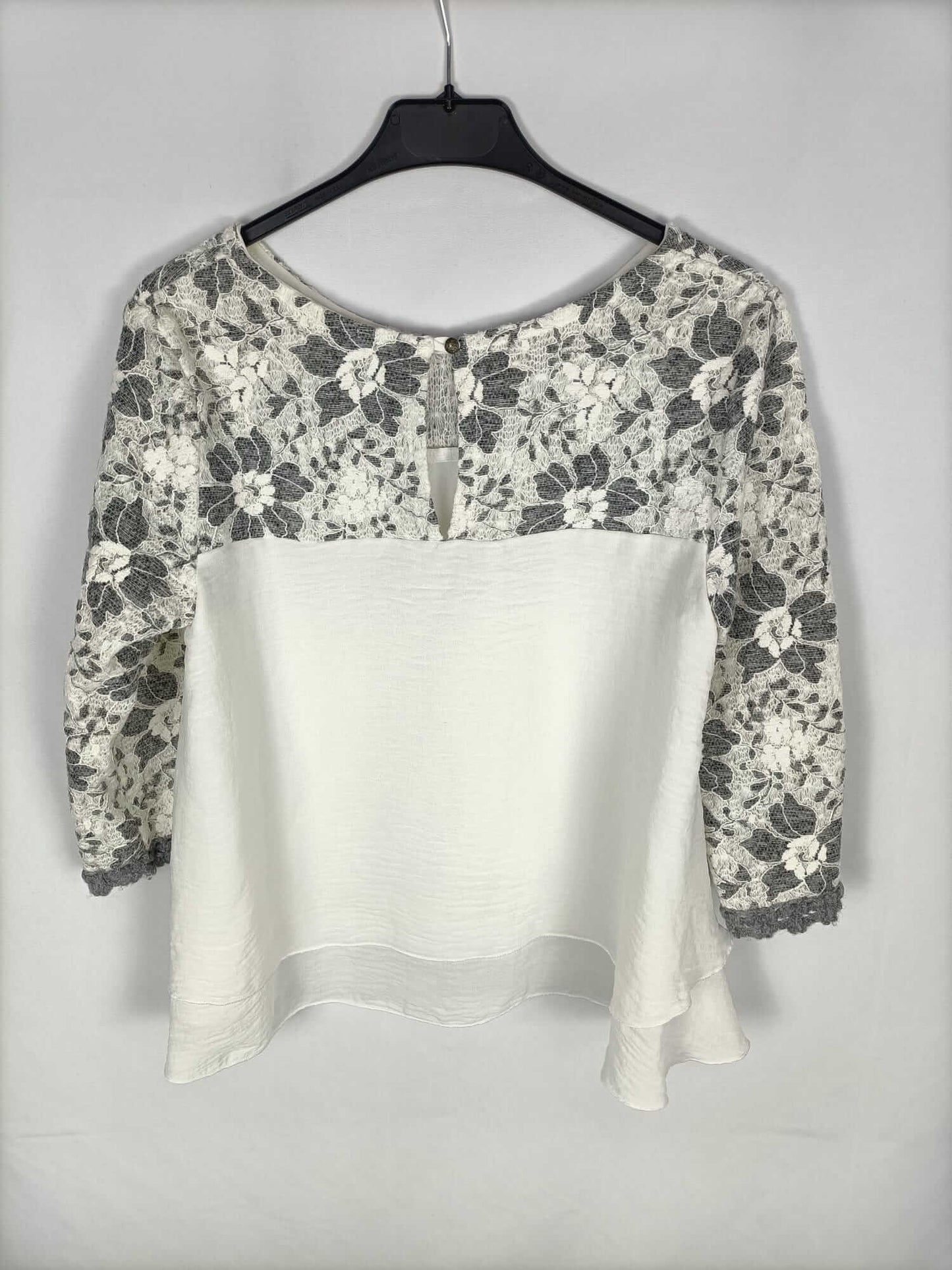 NKN. White blouse with lace details Tu(l)