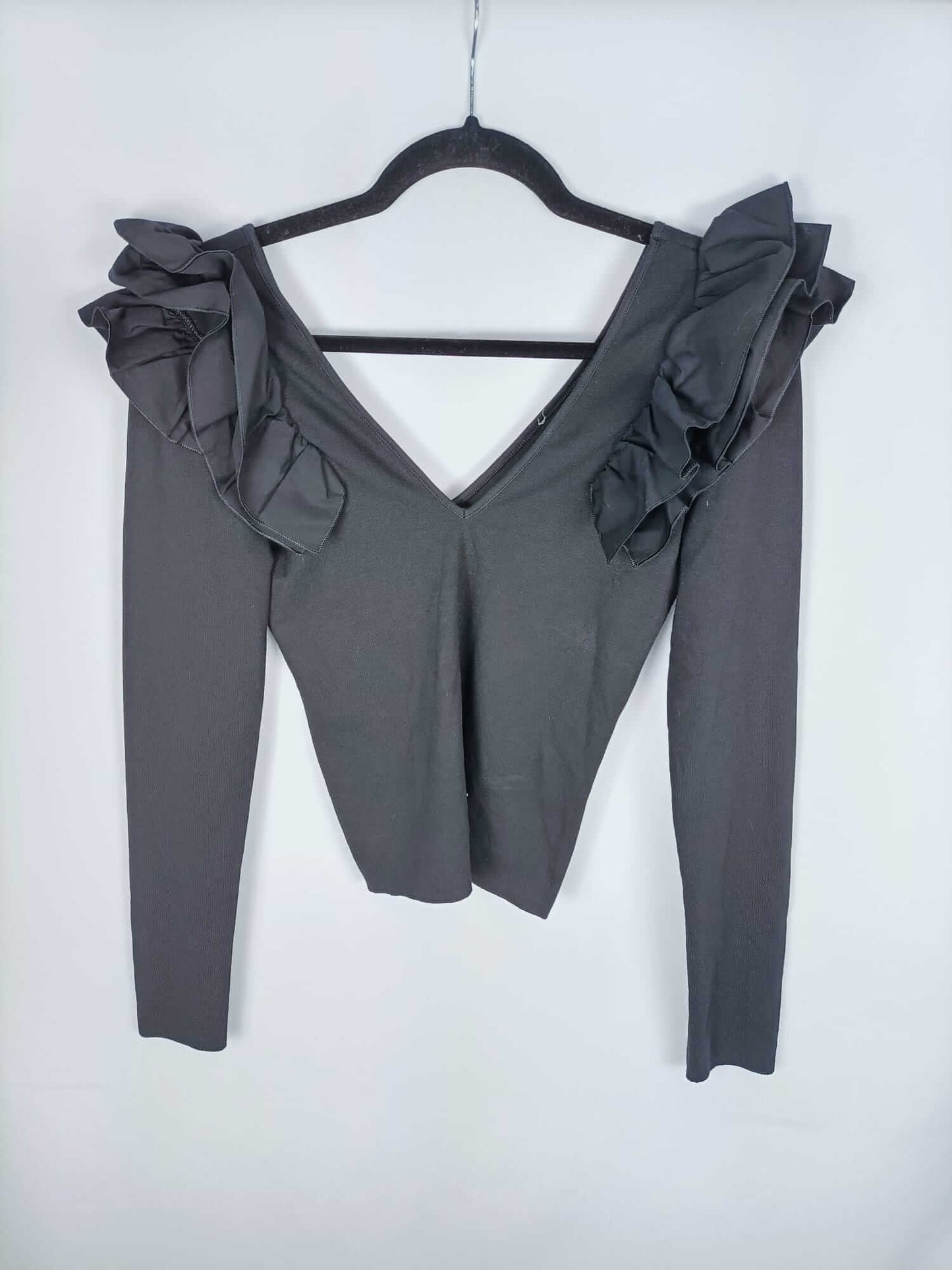 OTRAS. Top negro con volantes en hombros T. m