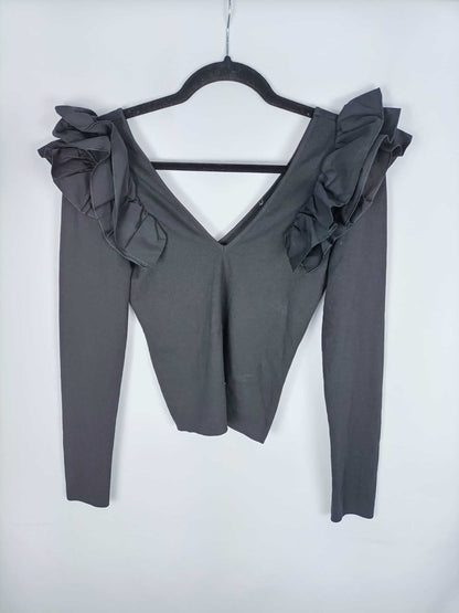 OTRAS. Top negro con volantes en hombros T. m