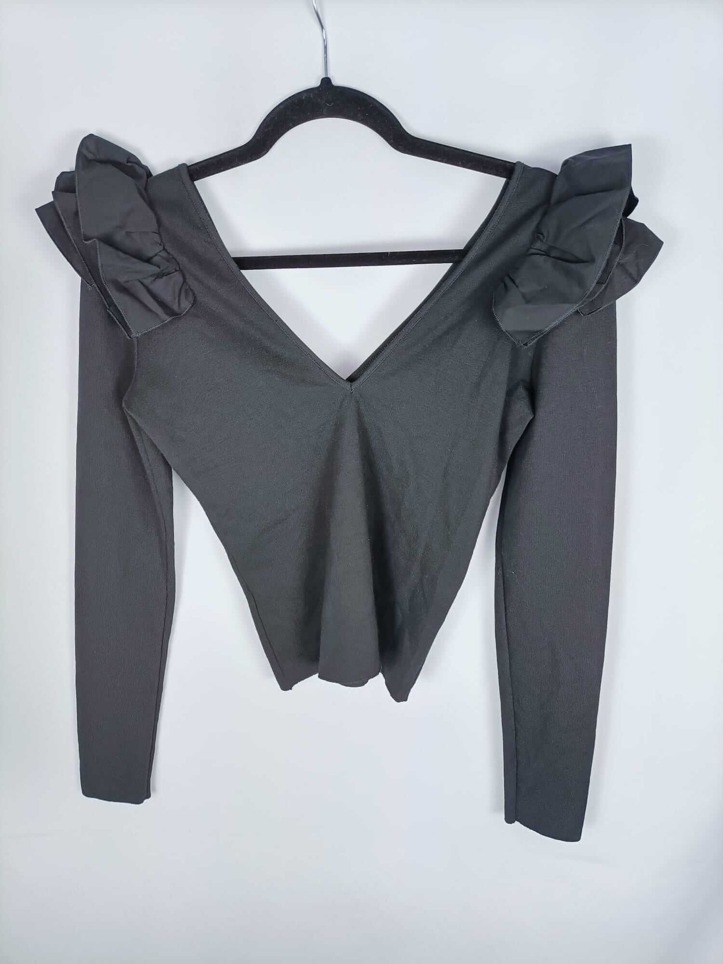 OTRAS. Top negro con volantes en hombros T. m