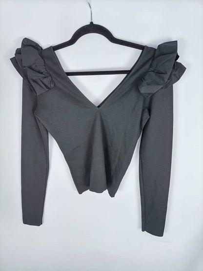 OTRAS. Top negro con volantes en hombros T. m