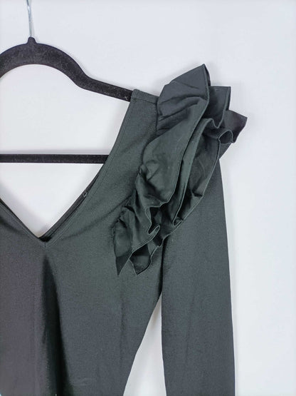 OTRAS. Top negro con volantes en hombros T. m