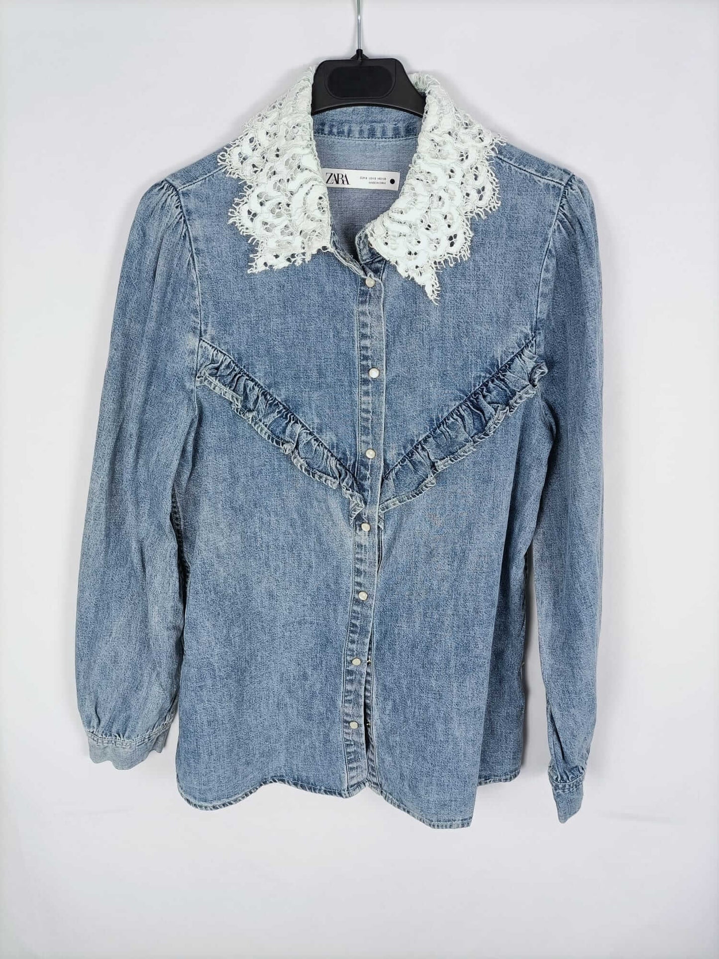 ZARA. Camisa vaquera con cuello encaje T.s
