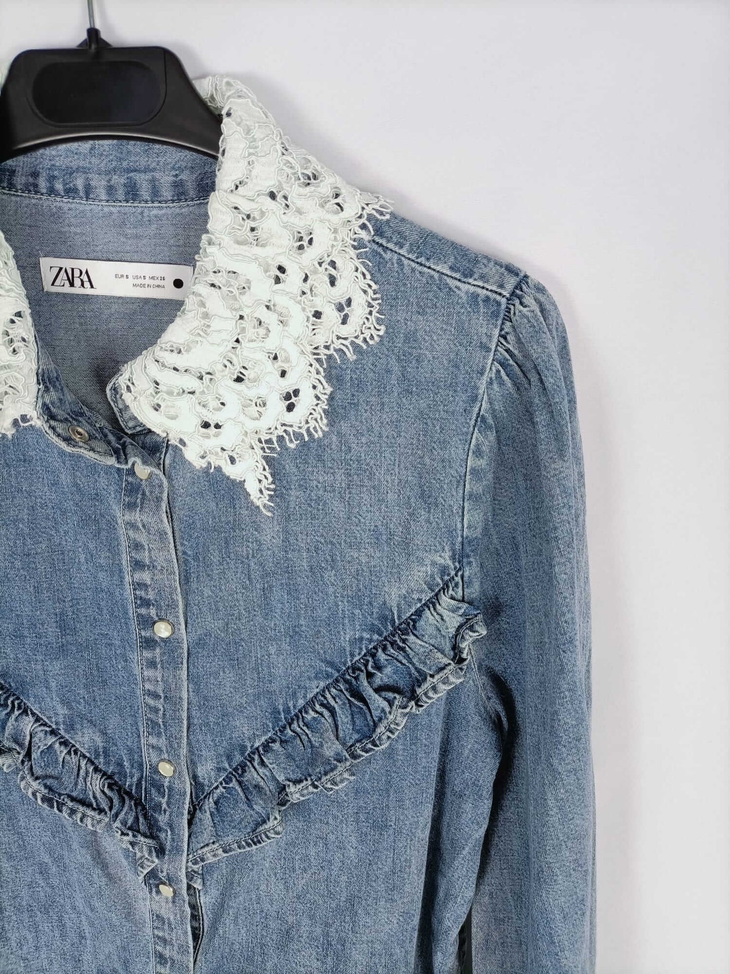 ZARA. Camisa vaquera con cuello encaje T.s