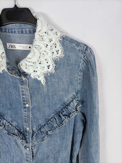 ZARA. Camisa vaquera con cuello encaje T.s