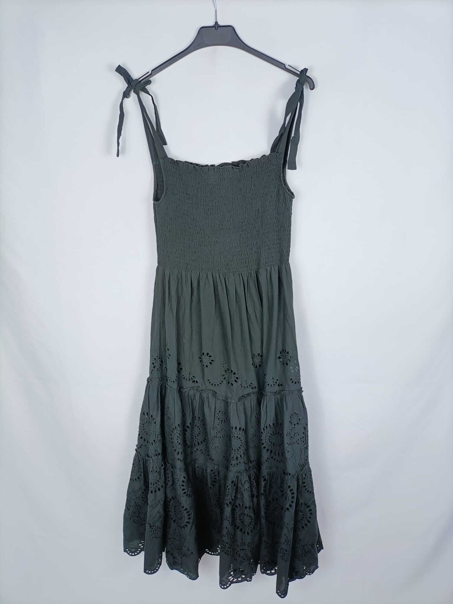 ZARA. Vestido negro midi T.s