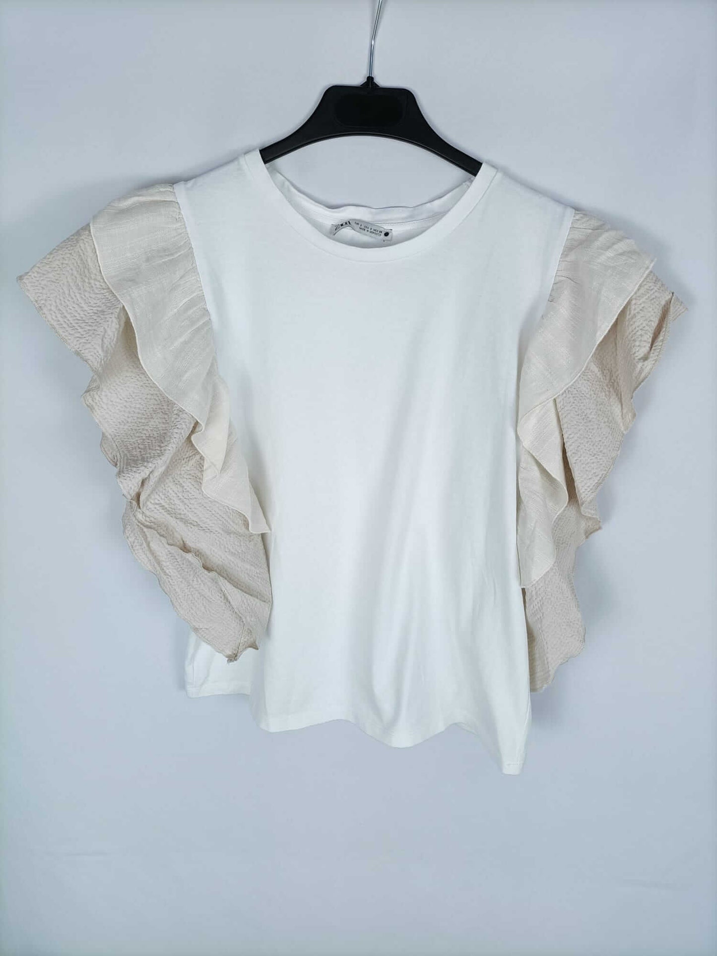 ZARA. Camiseta blanca doble textura mangas en beige T. s