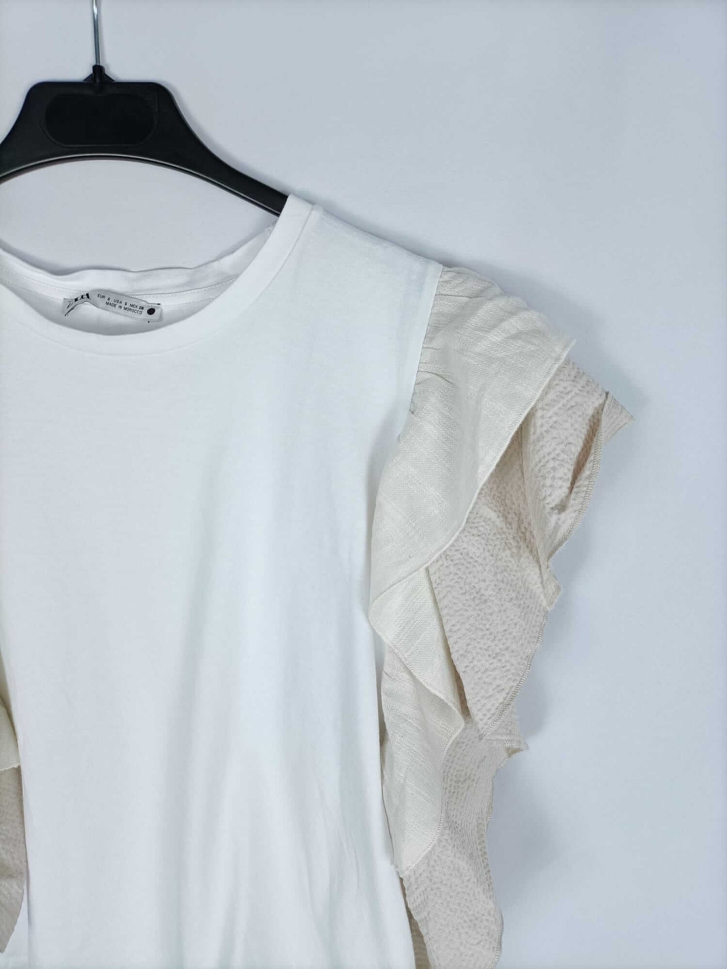 ZARA. Camiseta blanca doble textura mangas en beige T. s