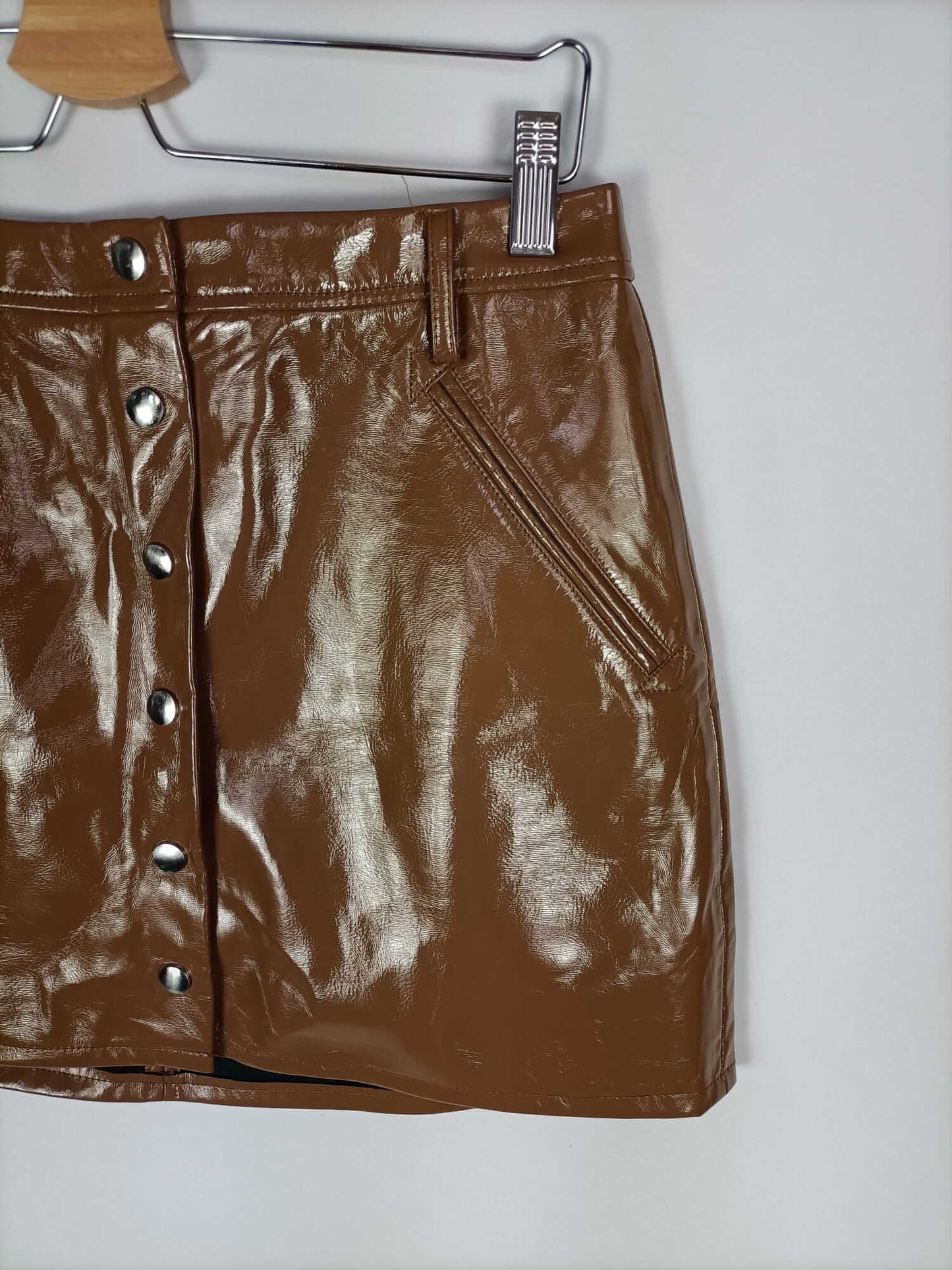 BERSHKA. Camel vinyl skirt Tl