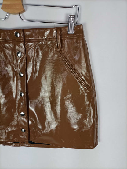 BERSHKA. Camel vinyl skirt Tl
