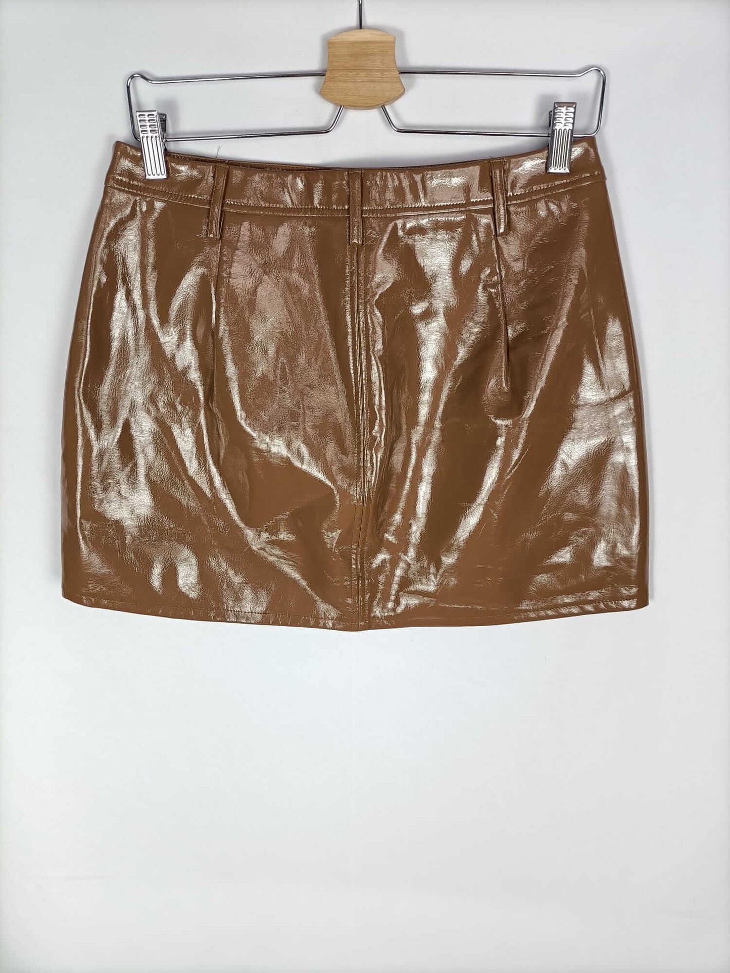 BERSHKA. Camel vinyl skirt Tl