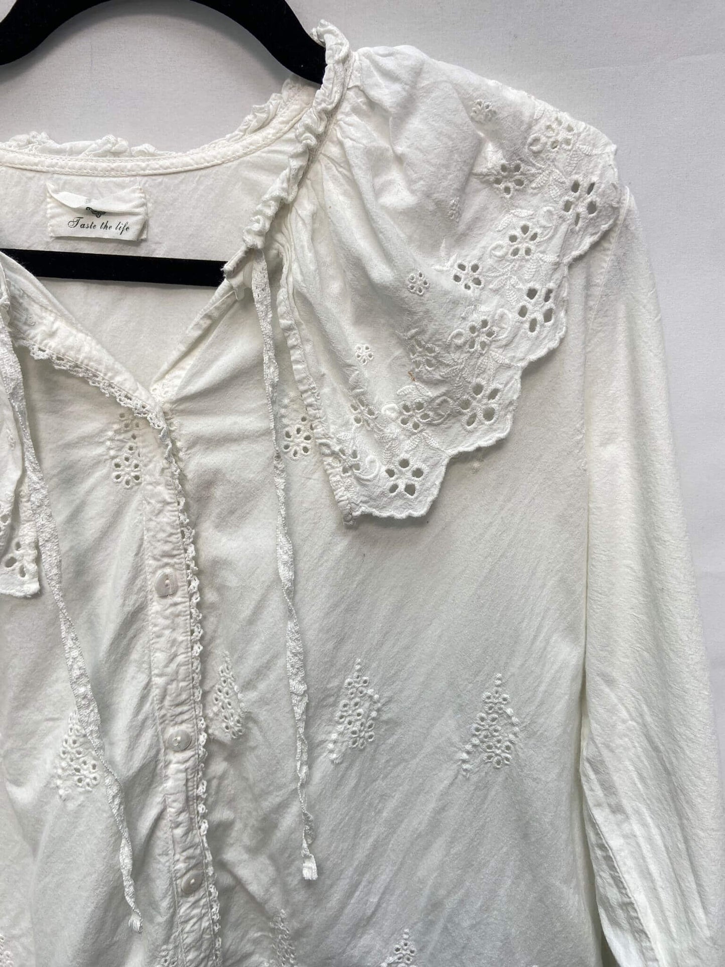 TASTE THE LIFE.Blusa estilo antigua troquelada TU (Tara)