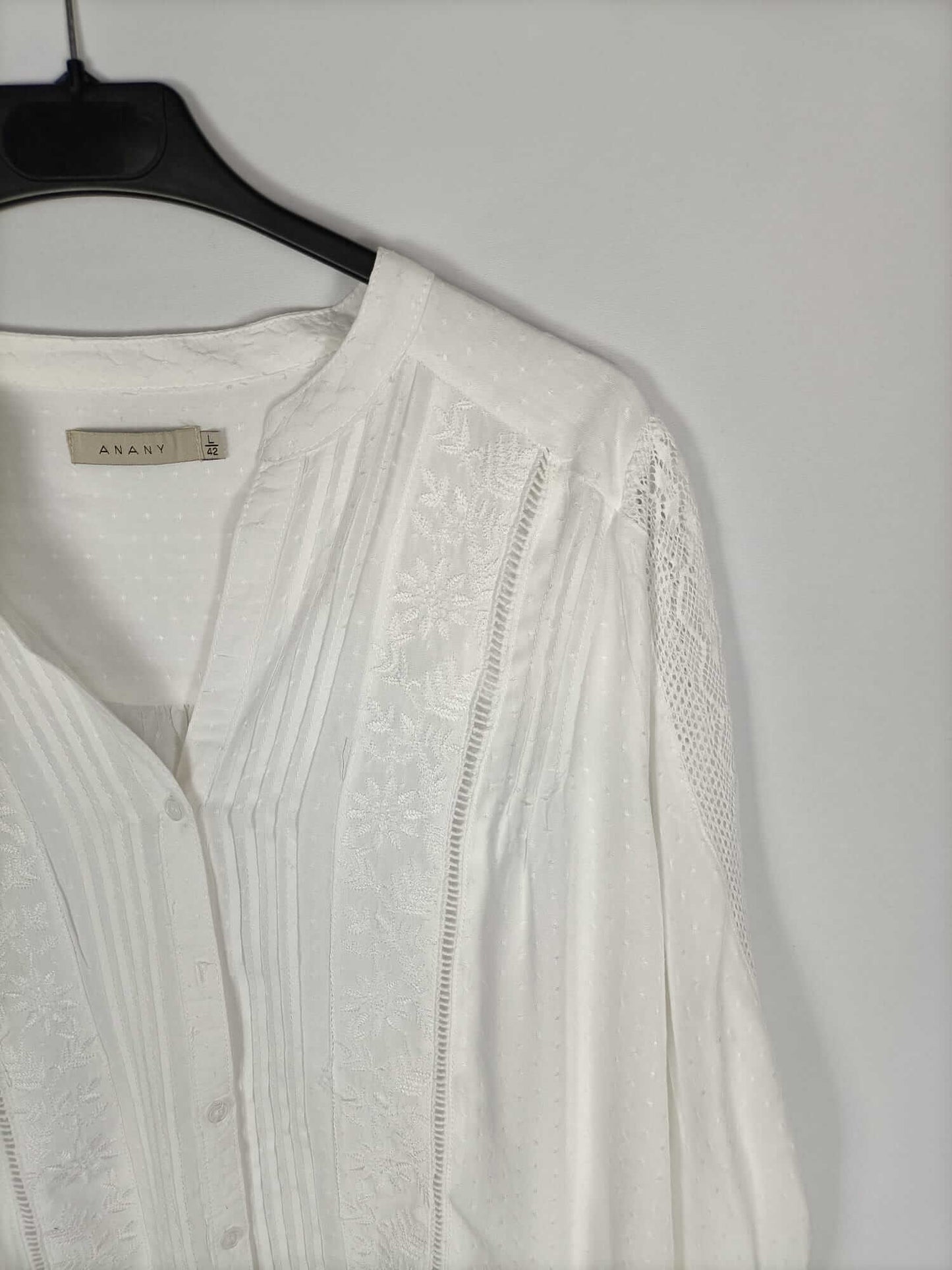 ANANY. Blusa blanca bordada T.l
