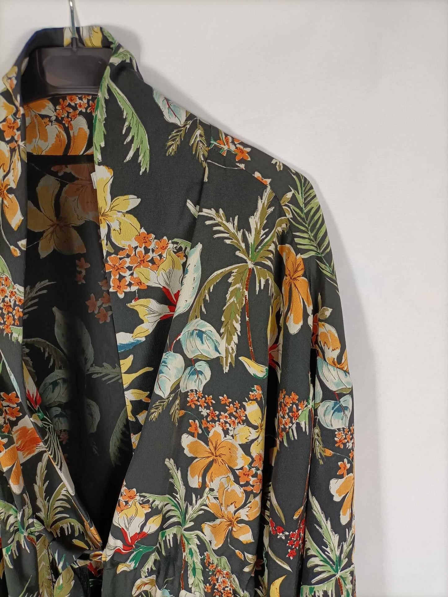 ZARA. Kimono flores negro T.s-m