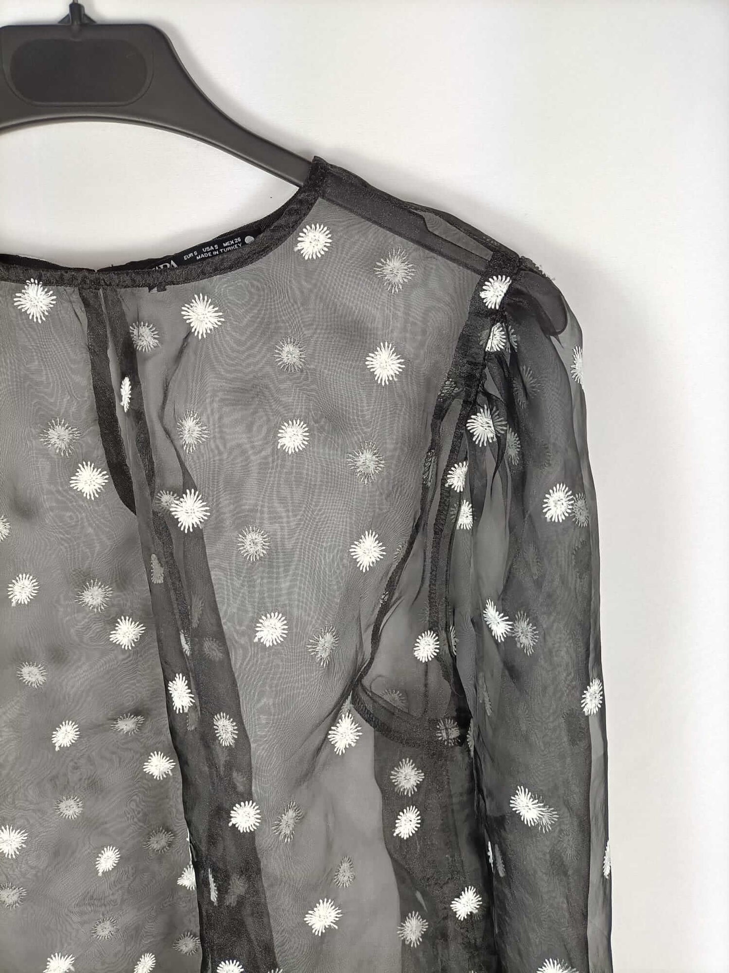 ZARA. Blusa negra margaritas bordadas T.s
