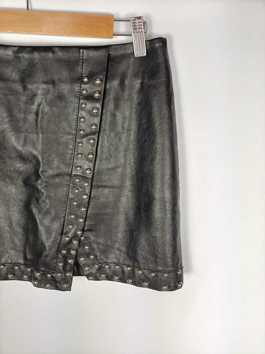 OTRAS. Falda efecto piel tachuelas T.l